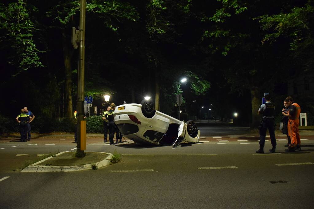 Auto op zijn kop tot stilstand na botsing tegen paal