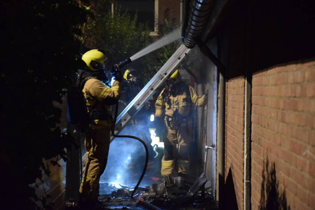 Grote brand in meerdere achtertuinen