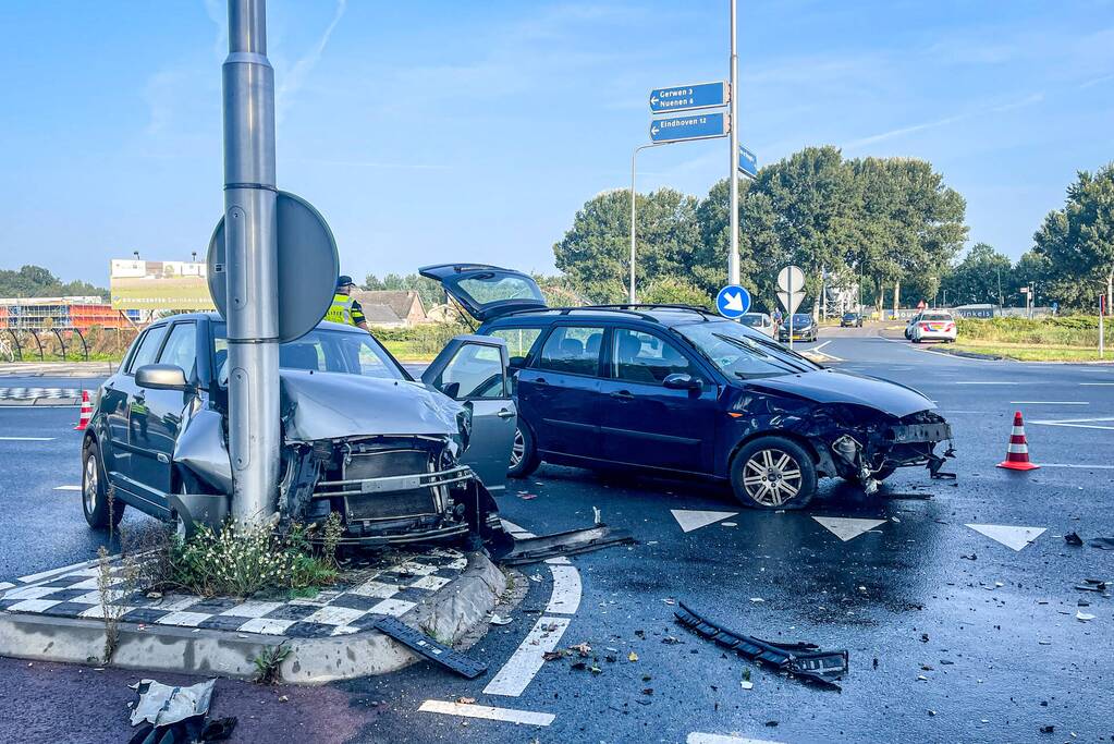 Hond gewond bij ongeval met twee auto's