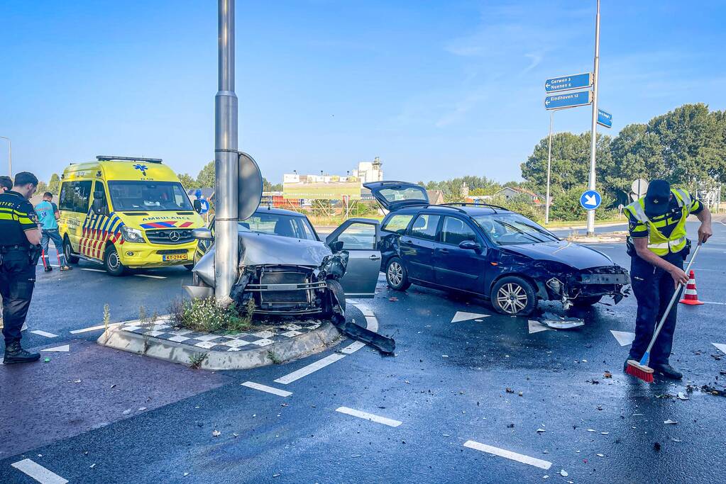 Hond gewond bij ongeval met twee auto's