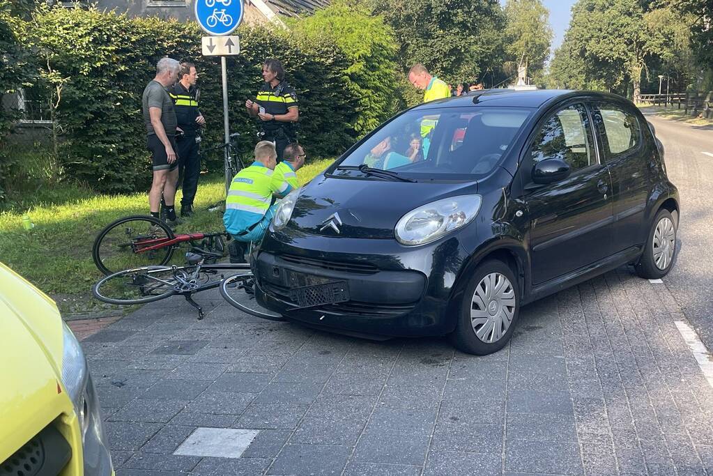Drie wielrenners gewond bij aanrijding met auto