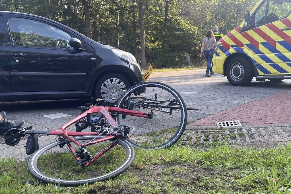 Drie wielrenners gewond bij aanrijding met auto
