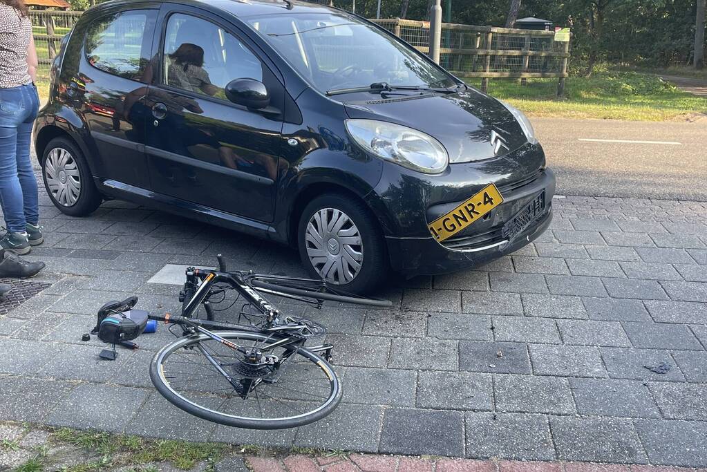 Drie wielrenners gewond bij aanrijding met auto