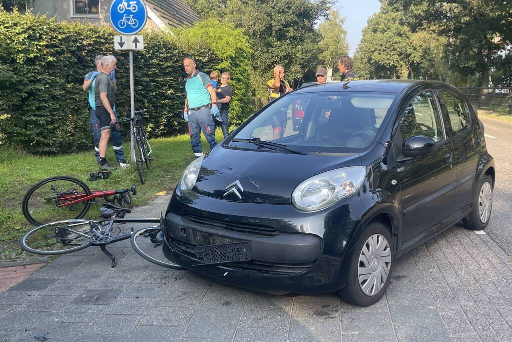 Drie wielrenners gewond bij aanrijding met auto