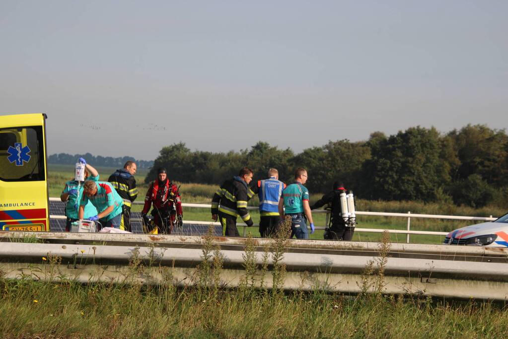 Hulpdiensten zoeken naar persoon in water