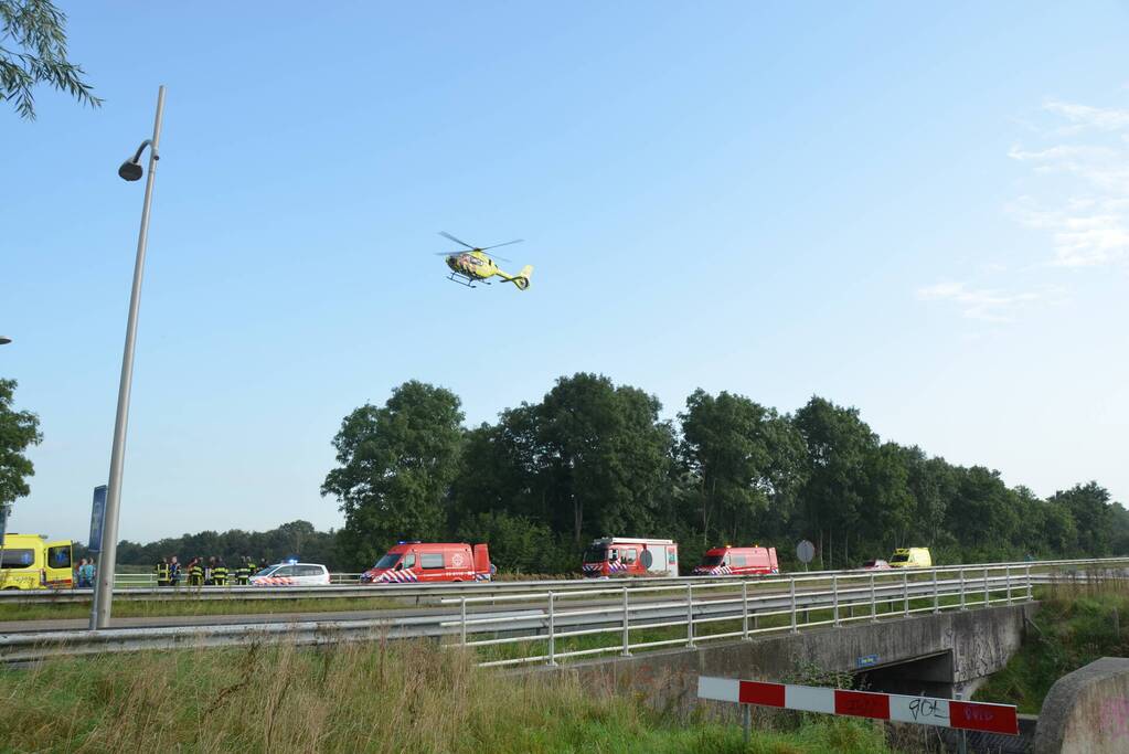 Hulpdiensten zoeken naar persoon in water