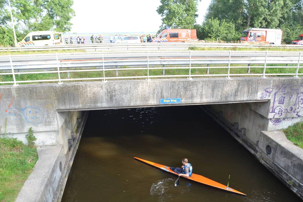 Hulpdiensten zoeken naar persoon in water