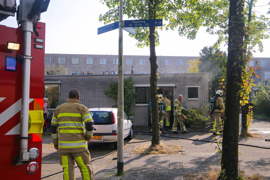 Bewoonster ademt rook in door brand in woning