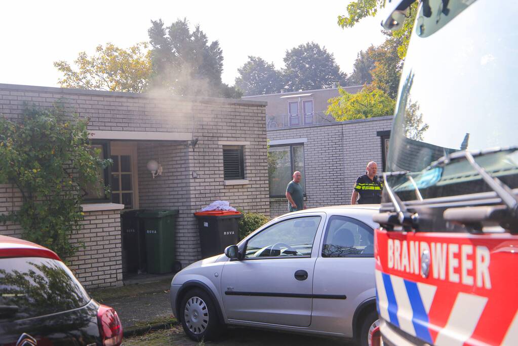 Bewoonster ademt rook in door brand in woning