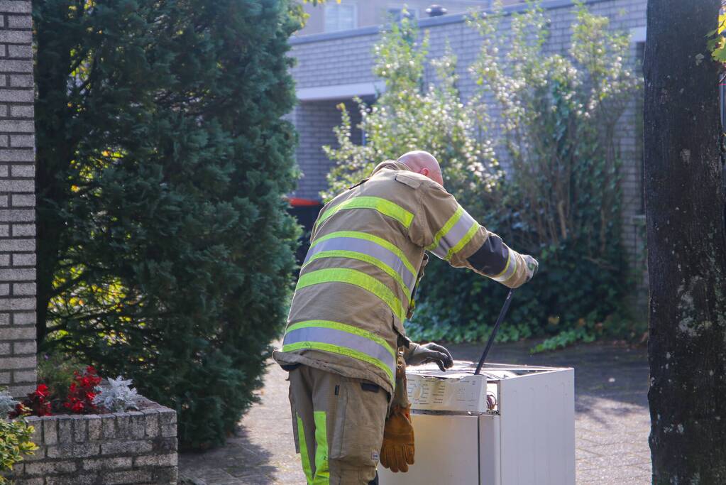 Bewoonster ademt rook in door brand in woning