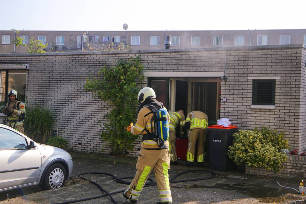 Bewoonster ademt rook in door brand in woning