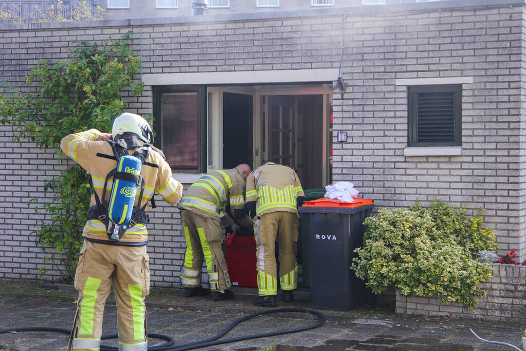 Bewoonster ademt rook in door brand in woning