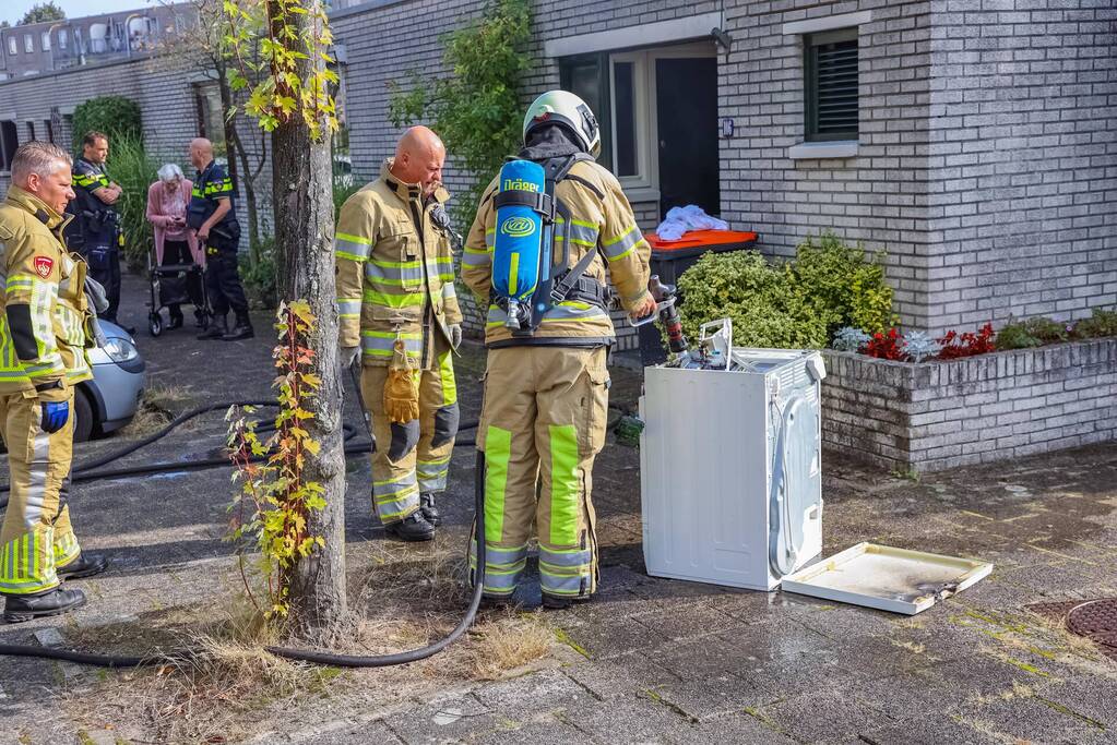 Bewoonster ademt rook in door brand in woning