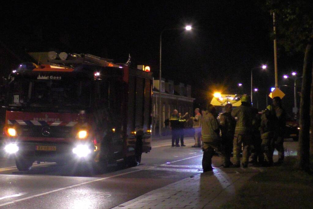 Man belandt in het water tijdens uitlaten van honden