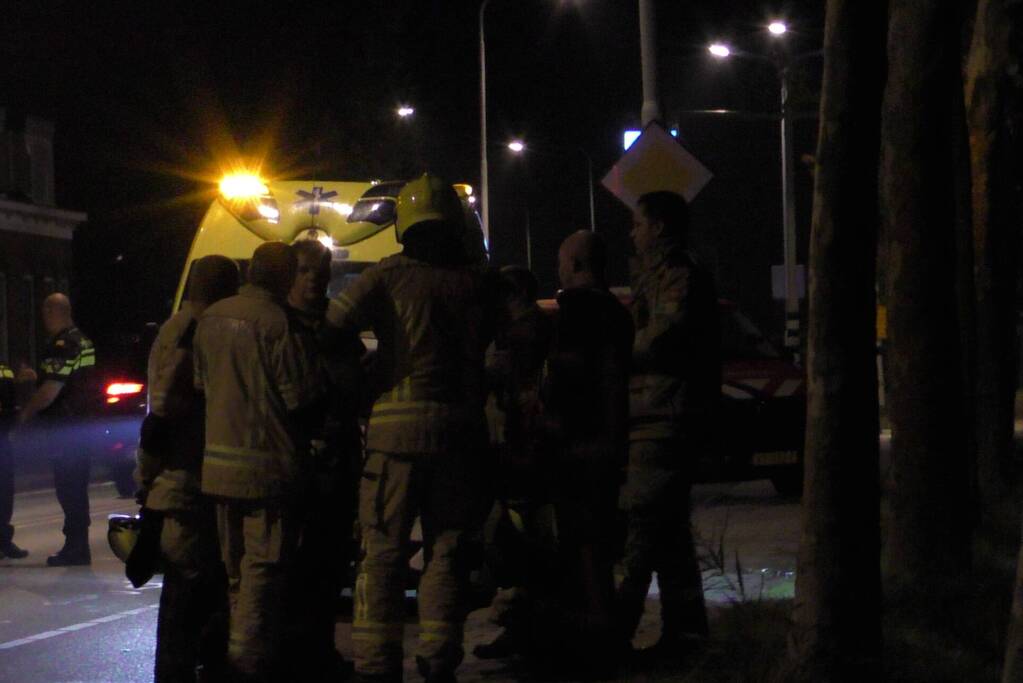 Man belandt in het water tijdens uitlaten van honden