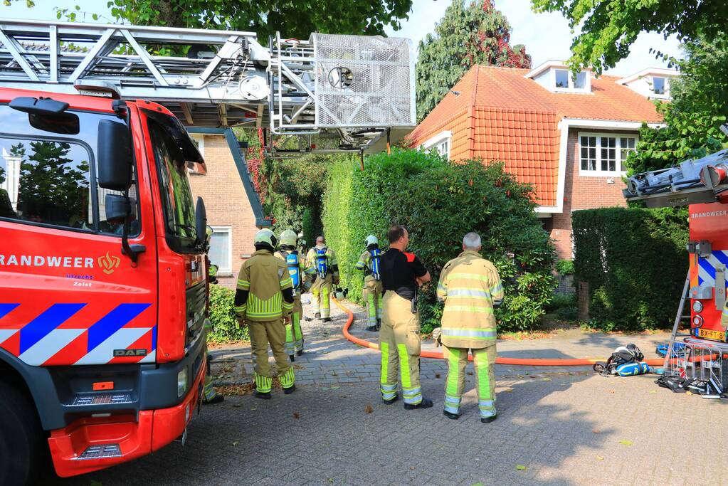 Brand in bijkeuken overgeslagen naar dak