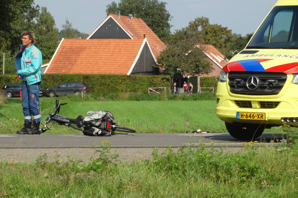 Fietser ernstig gewond door ongeval met personenauto