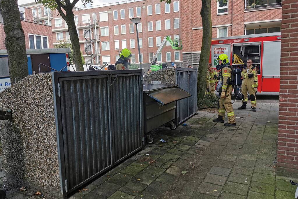 Brandweer blust brand in papiercontainer