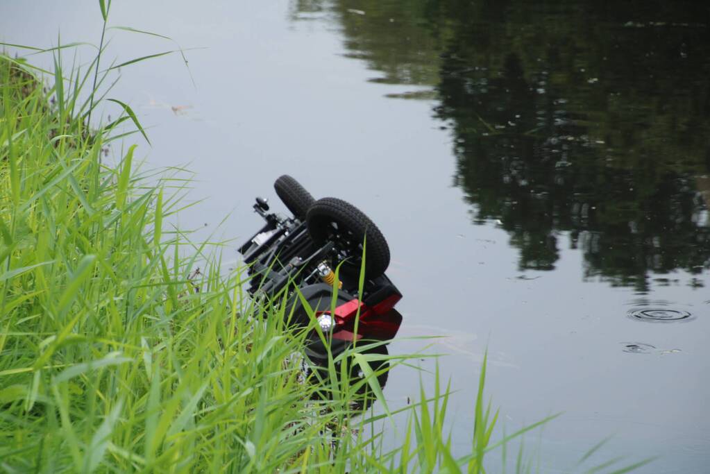 Bestuurder belandt met scootmobiel in het water