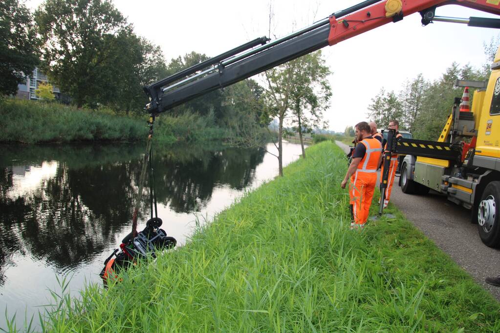 Bestuurder belandt met scootmobiel in het water
