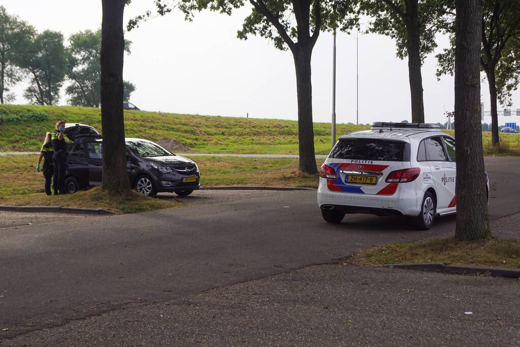 Agente steekt middelvinger op naar persfotograaf