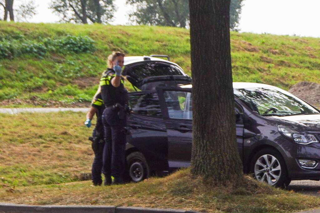 Agente steekt middelvinger op naar persfotograaf