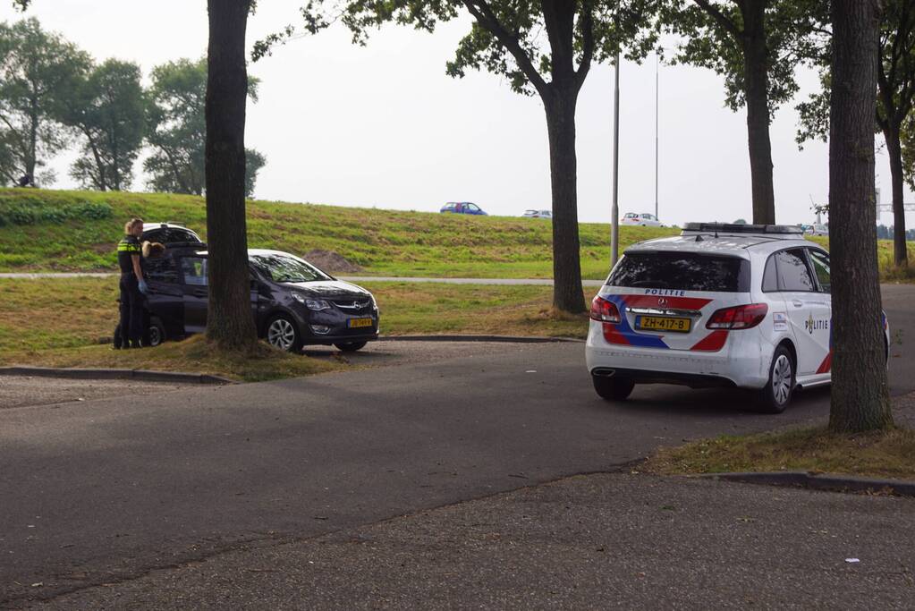 Agente steekt middelvinger op naar persfotograaf