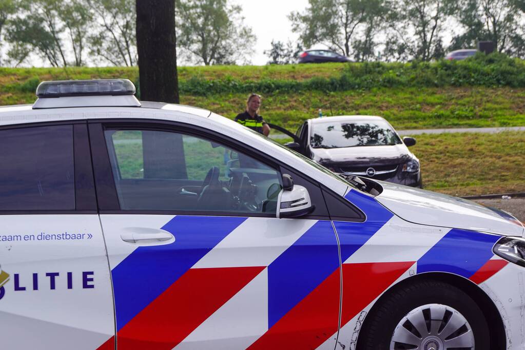 Agente steekt middelvinger op naar persfotograaf
