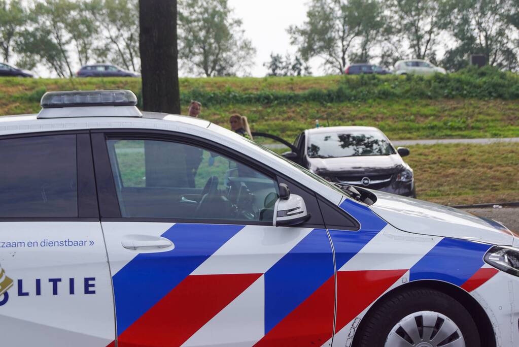 Agente steekt middelvinger op naar persfotograaf