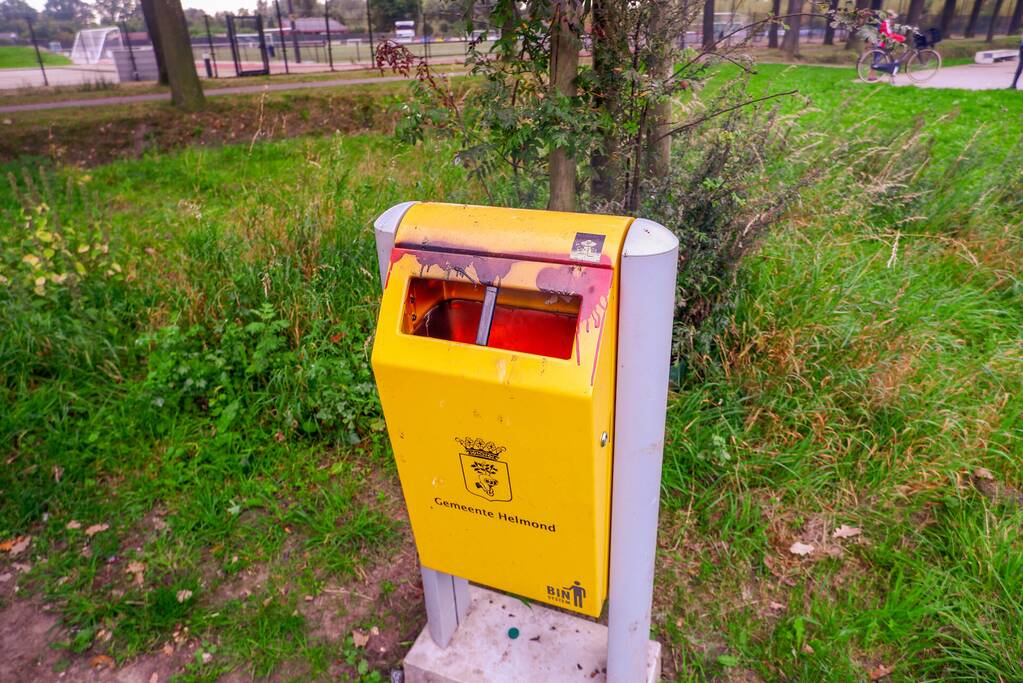 Prullenbak in brand gestoken op Sportpark