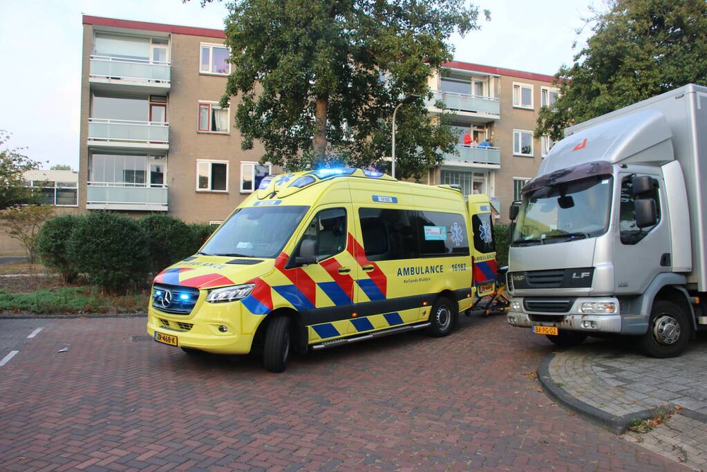 Persoon gewond na val van hoogte