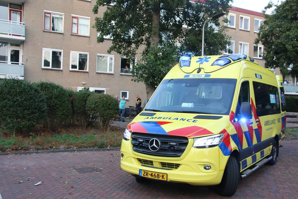 Persoon gewond na val van hoogte