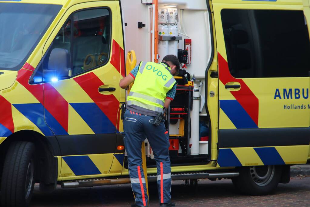 Persoon gewond na val van hoogte