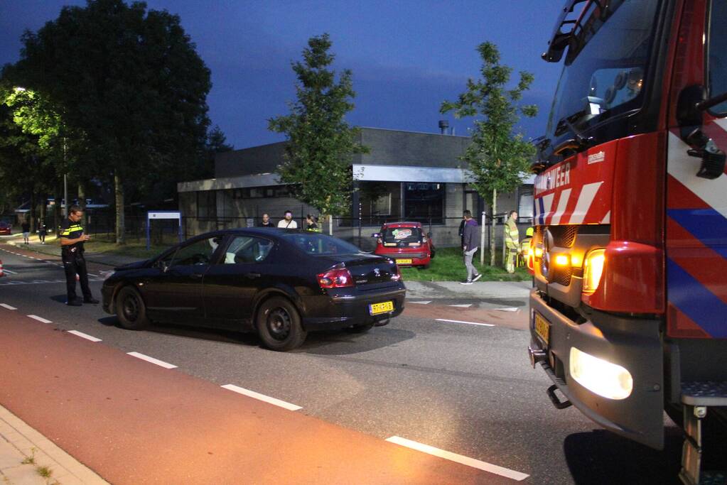 Bezorgauto komt in botsing met personenauto