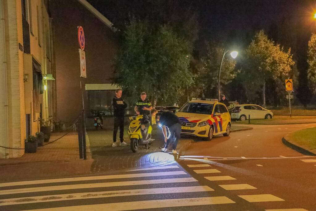 Botsing tussen personenauto en scooterrijder
