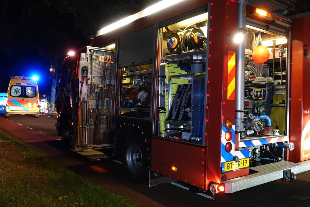 Fietser zwaargewond door botsing met bestelbus