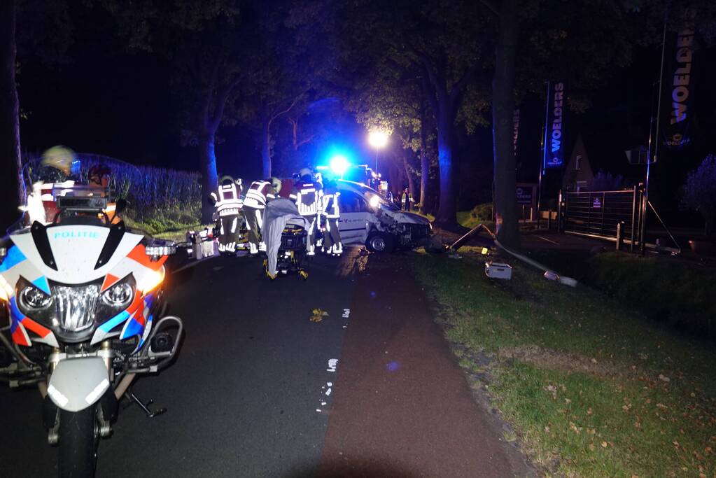 Fietser zwaargewond door botsing met bestelbus