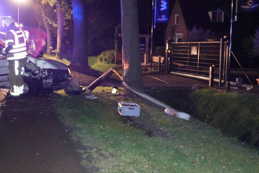 Fietser zwaargewond door botsing met bestelbus