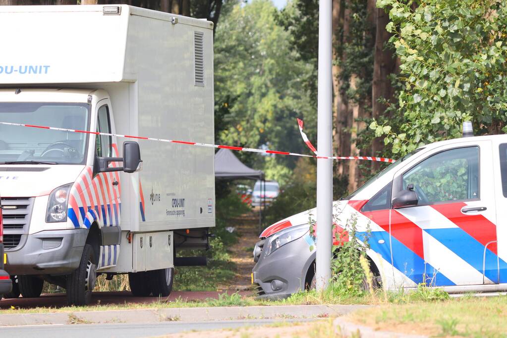 Overleden persoon aangetroffen in bosperceel