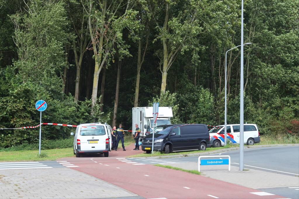 Overleden persoon aangetroffen in bosperceel