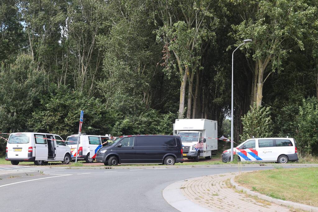 Overleden persoon aangetroffen in bosperceel