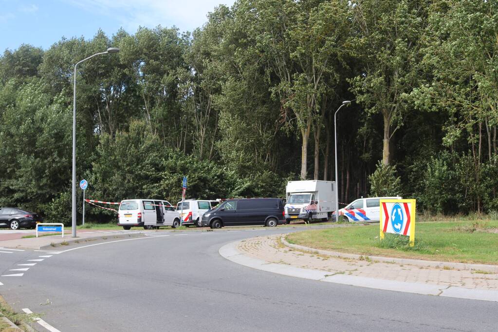 Overleden persoon aangetroffen in bosperceel