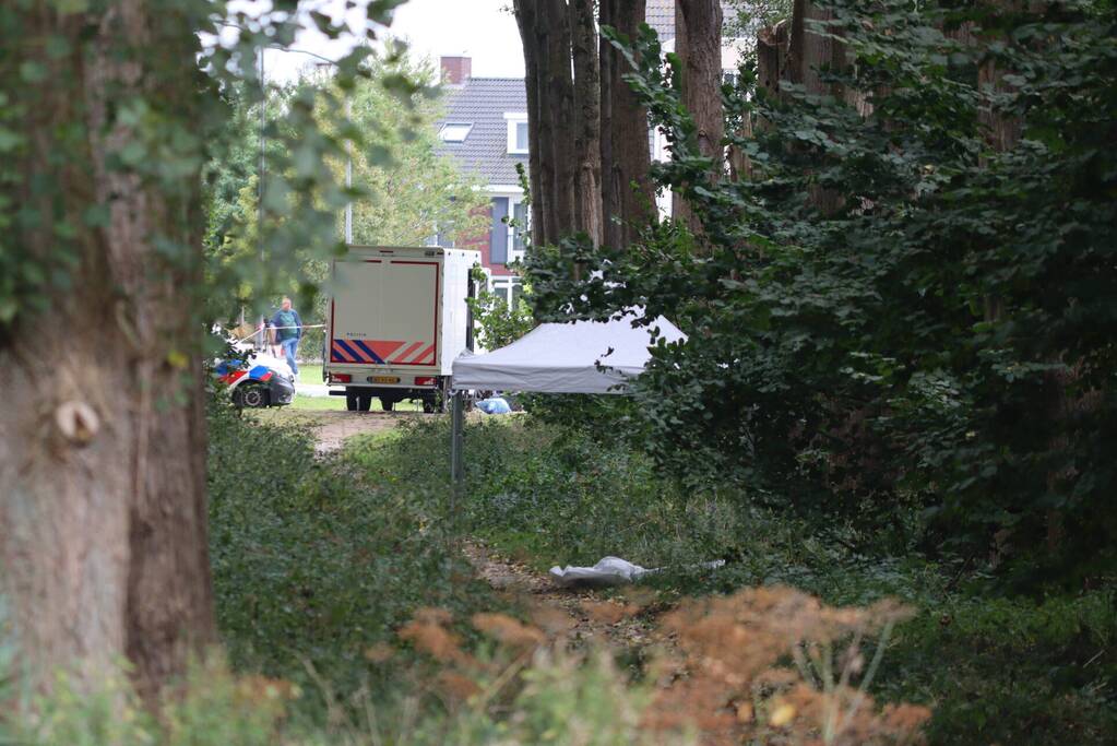 Overleden persoon aangetroffen in bosperceel