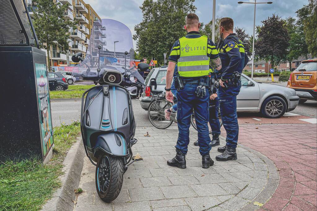 Opzittende scooter gewond bij botsing met bestelbus pakketbezorger
