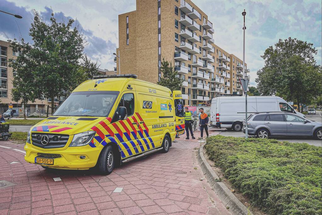 Opzittende scooter gewond bij botsing met bestelbus pakketbezorger