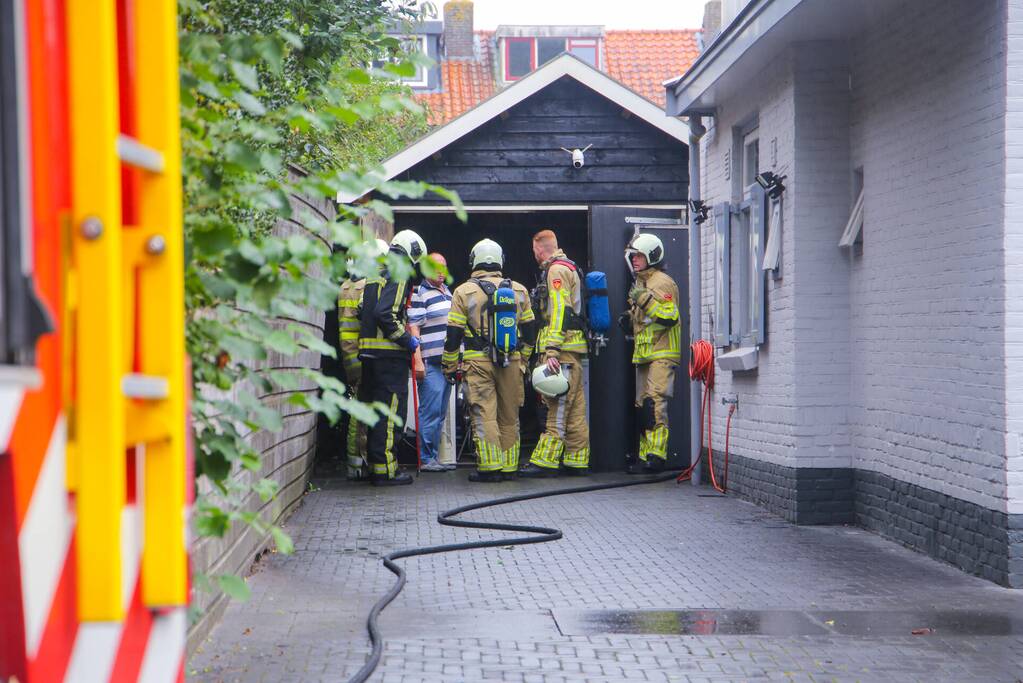 Schuur van woning vat vlam