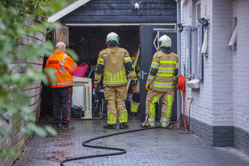 Schuur van woning vat vlam