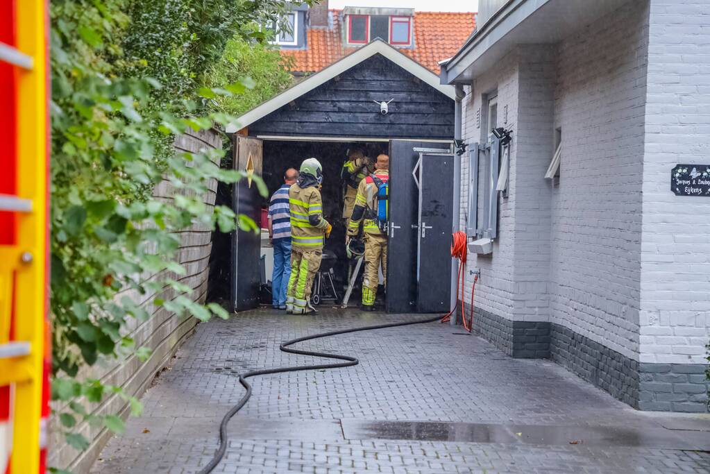 Schuur van woning vat vlam