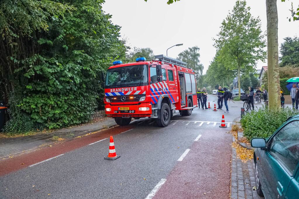 Schuur van woning vat vlam