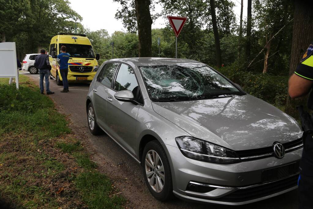 Fietser geschept door auto